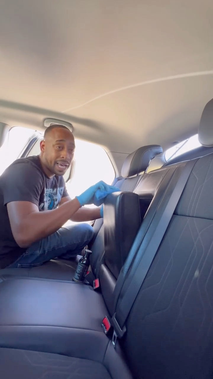 Detailer conditioning leather car seats